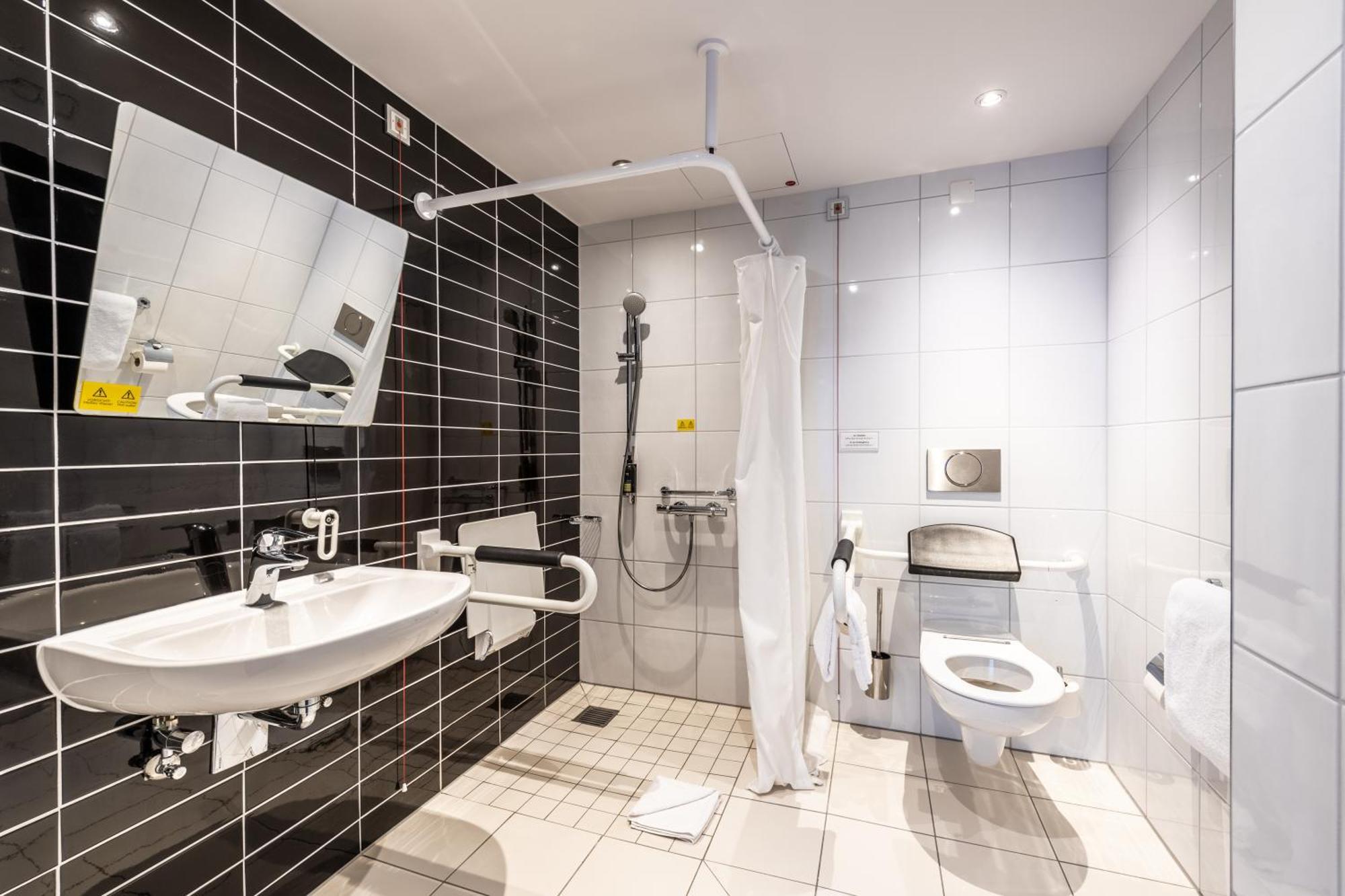 Premier Inn Duesseldorf City Centre Bagian luar foto